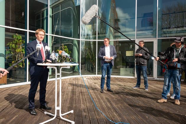Kiel, 14.04.2020, Coronakrise, Infos vor der Konferenz mit der Kanzlerin Heute äußerte sich Ministerpräsident Daniel Günther zum geplanten Zeitplan für die Beratungen der Länderregierungschefs mit der Bundeskanzlerin. Er erläuterte die weitere Vorgehensweise und kündigte an, die Ergebnisse aus den Beratungen morgen zu kommunizieren.