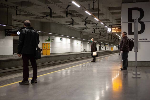 April 14, 2020, Girona, Spain: Passengers await for a tram amid Coronavirus (COVID-19) crisis at the Girona railway station..The Spanish government reestablishes non-essential jobs in Catalonia after 31 days of confinement. More than 1,700,000 people return to work. Civil protection and police officers distribute masks at train and bus stations to prevent the spread of Covid-19 from increasing. Girona Spain - ZUMAs197 20200414_zaa_s197_033 Copyright: xMartixNavarrox