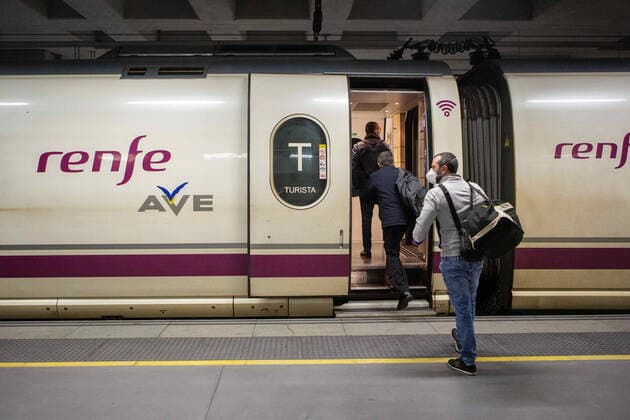 April 14, 2020, Girona, Spain: A passenger boards a tram while wearing a face mask as a preventive measure against the spread of Coronavirus (COVID-19) at the Girona railway station..The Spanish government reestablishes non-essential jobs in Catalonia after 31 days of confinement. More than 1,700,000 people return to work. Civil protection and police officers distribute masks at train and bus stations to prevent the spread of Covid-19 from increasing. Girona Spain - ZUMAs197 20200414_zaa_s197_036 Copyright: xMartixNavarrox
