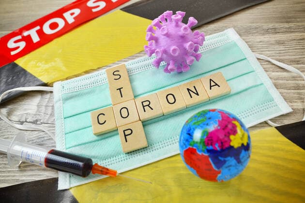 Spielbuchstaben bilden die Worte Corona und Stop auf einer Schutzmaske, Symbolfoto fÃ¼r die MaÃŸnahmen gegen die Coronavirus-Pandemie
