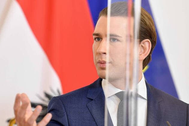 photonews.at APA ROLAND SCHLAGER Handout - Corona Virus Krise - Wien 14.04.2020 - Heute am Vormittag fand im Bundeskanzleramt eine Pressekonferenz mit der Regierungsspitze statt bei der es um den aktuellen Stand bei dem sich immer weiter verbreitenden Coronavirus ging. Es wurden u.a. die Maskenpflicht auf den öffentlichen Personennahverkehr ausgeweitet ebenfalls dürfen ab heute Geschäfte unter 400 qm sowie Garten- und Baumärkte unter Bedingungen wieder öffnen . Wegen der Maßnahmen zur Eindämmung des Coronavirus ist die Regierung hinter neu augestellten Glasfronten aufgetreten und auch die Teilnahme von Medien an den Pressekonferenzen ist weiterhin sehr einschgeschränkt. PHOTO: Bundeskanzler Sebastian Kurz (ÖVP) während der PK. Vienna (AUSTRIA) - Corona virus crisis - A press conference with the top of the government took place in the 