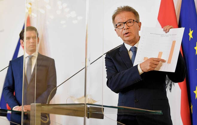 photonews.at APA ROLAND SCHLAGER Handout - Corona Virus Krise - Wien 14.04.2020 - Heute am Vormittag fand im Bundeskanzleramt eine Pressekonferenz mit der Regierungsspitze statt bei der es um den aktuellen Stand bei dem sich immer weiter verbreitenden Coronavirus ging. Es wurden u.a. die Maskenpflicht auf den öffentlichen Personennahverkehr ausgeweitet ebenfalls dürfen ab heute Geschäfte unter 400 qm sowie Garten- und Baumärkte unter Bedingungen wieder öffnen . Wegen der Maßnahmen zur Eindämmung des Coronavirus ist die Regierung hinter neu augestellten Glasfronten aufgetreten und auch die Teilnahme von Medien an den Pressekonferenzen ist weiterhin sehr einschgeschränkt. PHOTO: (v.L.) Bundeskanzler Sebastian Kurz (ÖVP), Gesundheitsminister Rudolf Anschober (Grüne), während der PK. Vienna (AUSTRIA) - Corona virus crisis - A press confe 