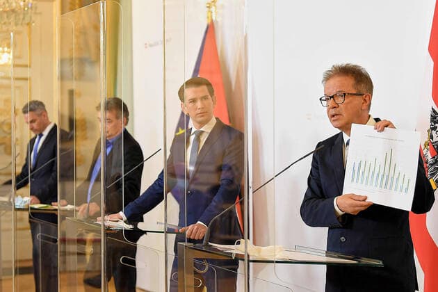 photonews.at APA ROLAND SCHLAGER Handout - Corona Virus Krise - Wien 14.04.2020 - Heute am Vormittag fand im Bundeskanzleramt eine Pressekonferenz mit der Regierungsspitze statt bei der es um den aktuellen Stand bei dem sich immer weiter verbreitenden Coronavirus ging. Es wurden u.a. die Maskenpflicht auf den öffentlichen Personennahverkehr ausgeweitet ebenfalls dürfen ab heute Geschäfte unter 400 qm sowie Garten- und Baumärkte unter Bedingungen wieder öffnen . Wegen der Maßnahmen zur Eindämmung des Coronavirus ist die Regierung hinter neu augestellten Glasfronten aufgetreten und auch die Teilnahme von Medien an den Pressekonferenzen ist weiterhin sehr einschgeschränkt. PHOTO: (v.L.) Innenminister Karl Nehammer (ÖVP), Vizekanzler Werner Kogler (Grüne)Bundeskanzler Sebastian Kurz (ÖVP), Gesundheitsminister Rudolf Anschober (Grüne), währe 