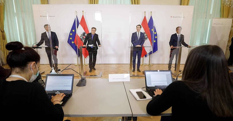 photonews.at BKA Handout - Corona Virus Krise - Wien 14.04.2020 - Heute am Vormittag fand im Bundeskanzleramt eine Pressekonferenz mit der Regierungsspitze statt bei der es um den aktuellen Stand bei dem sich immer weiter verbreitenden Coronavirus ging. Es wurden u.a. die Maskenpflicht auf den öffentlichen Personennahverkehr ausgeweitet ebenfalls dürfen ab heute Geschäfte unter 400 qm sowie Garten- und Baumärkte unter Bedingungen wieder öffnen . Wegen der Maßnahmen zur Eindämmung des Coronavirus ist die Regierung hinter neu augestellten Glasfronten aufgetreten und auch die Teilnahme von Medien an den Pressekonferenzen ist weiterhin sehr einschgeschränkt. PHOTO: (v.L.) Innenminister Karl Nehammer (ÖVP), Vizekanzler Werner Kogler (Grüne) Bundeskanzler Sebastian Kurz (ÖVP), Gesundheitsminister Rudolf Anschober (Grüne), während der PK. 