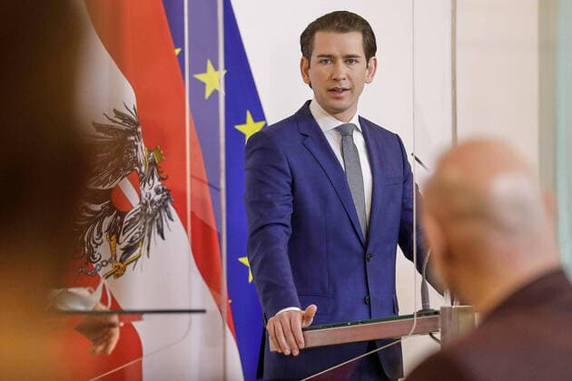 photonews.at BKA Handout - Corona Virus Krise - Wien 14.04.2020 - Heute am Vormittag fand im Bundeskanzleramt eine Pressekonferenz mit der Regierungsspitze statt bei der es um den aktuellen Stand bei dem sich immer weiter verbreitenden Coronavirus ging. Es wurden u.a. die Maskenpflicht auf den öffentlichen Personennahverkehr ausgeweitet ebenfalls dürfen ab heute Geschäfte unter 400 qm sowie Garten- und Baumärkte unter Bedingungen wieder öffnen . Wegen der Maßnahmen zur Eindämmung des Coronavirus ist die Regierung hinter neu augestellten Glasfronten aufgetreten und auch die Teilnahme von Medien an den Pressekonferenzen ist weiterhin sehr einschgeschränkt. PHOTO: Bundeskanzler Sebastian Kurz (ÖVP), während der PK. Vienna (AUSTRIA) - Corona virus crisis - A press conference with the top of the government took place in the Federal Chanc 