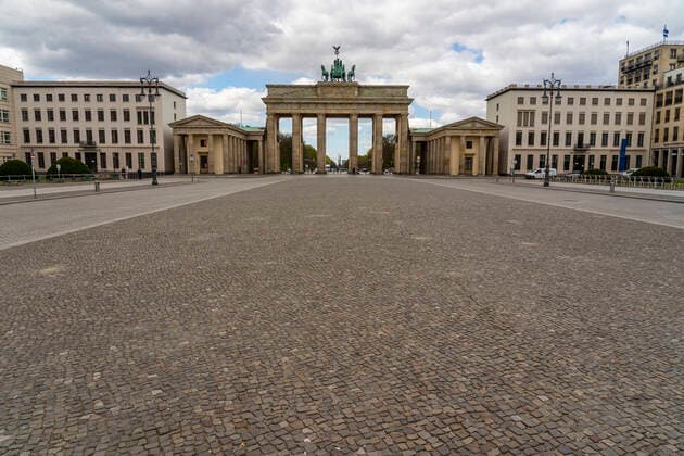 Wegen der Corona-Pandemie sind in Berlin Plätze und Straßen menschenleer, so auch der Pariser Platz vor dem Brandenburger Tor in Berlin-Mitte. Foto: Volker Hohlfeld Leere vor dem Brandenburger Tor