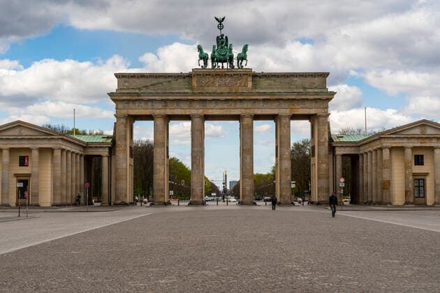 Wegen der Corona-Pandemie sind in Berlin Plätze und Straßen menschenleer, so auch der Pariser Platz vor dem Brandenburger Tor in Berlin-Mitte. Foto: Volker Hohlfeld Leere vor dem Brandenburger Tor