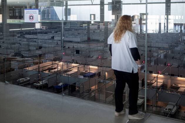A worker looks at the field hospital set up at Gran Via pavilion of Fira de Barcelona exhibition and convention center, in L Hospitalet de Llobregat, Barcelona, Spain, 14 April 2020. The hospital is prepared to admit up to 300 COVID-19 patients in case of there is an upturn in the number of cases in Barcelona. Field hospital in Barcelona !ACHTUNG: NUR REDAKTIONELLE NUTZUNG!  Copyright: xEnricxFontcubertax GRAFCAT4890 20200414-637224736749664260