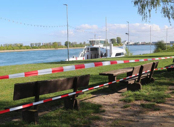 bbe - Sperrungen wegen des Coronavirus - 14.04.2020 v. l. Sperrung der Grünanlage und der Sitzgelegenheiten am Rhein bei Gernsheim wegen des Coronavirus mit der Rheinfähre Helene Aktion, Einzelbild - bbe - Sperrungen wegen des Coronavirus - 14.04.2020