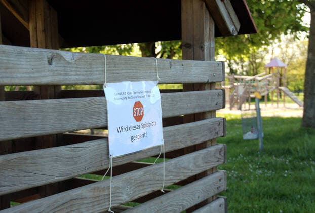 bbe - Sperrungen wegen des Coronavirus - 14.04.2020 v. l. Sperrung eines Spielplatzes in Gernsheim wegen des Coronavirus Aktion, Einzelbild - bbe - Sperrungen wegen des Coronavirus - 14.04.2020