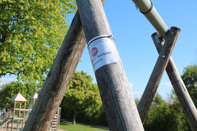 bbe - Sperrungen wegen des Coronavirus - 14.04.2020 v. l. Sperrung eines Spielplatzes in Gernsheim wegen des Coronavirus Aktion, Einzelbild - bbe - Sperrungen wegen des Coronavirus - 14.04.2020