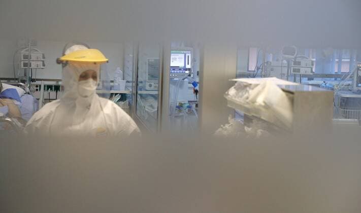 April 14, 2020, Athens, Greece: Medical staff work in the ICU unit of the Covid 19 in ATTIKON hospital. Athens Greece - ZUMAe114 20200414_zaa_e114_002 Copyright: xEurokinissix