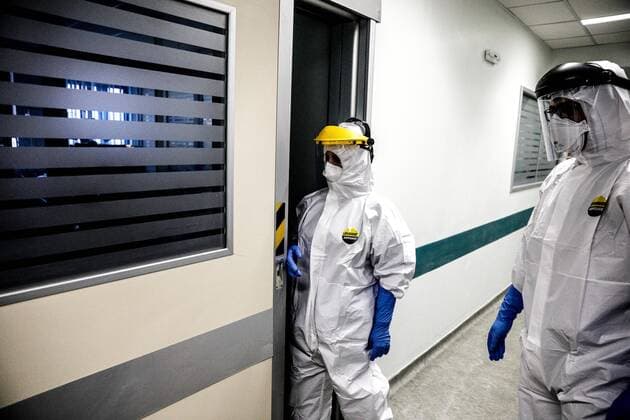 April 14, 2020, Athens, Greece: Medical staff prepare to go in the ICU unit of the Covid 19 in ATTIKON hospital. Athens Greece - ZUMAe114 20200414_zaa_e114_004 Copyright: xEurokinissix