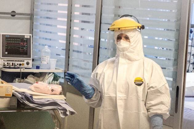 April 14, 2020, Athens, Greece: Medical staff work in the ICU unit of the Covid 19 in ATTIKON hospital. Athens Greece - ZUMAe114 20200414_zaa_e114_006 Copyright: xEurokinissix