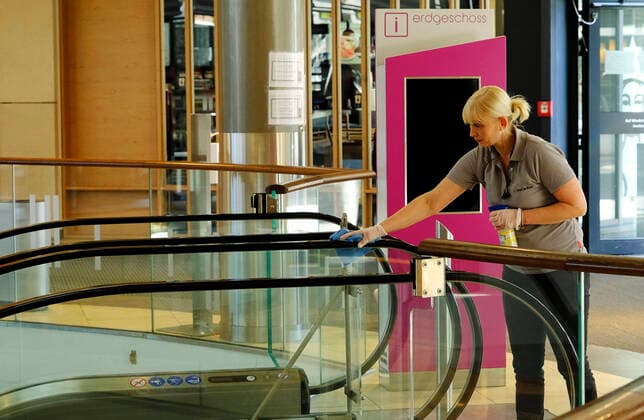 Deutschland - Rheinland-Pfalz Kaiserslautern Coronakrise Fussgängerzone - Einkaufszentrum Desinfektion der Rolltreppe Corona