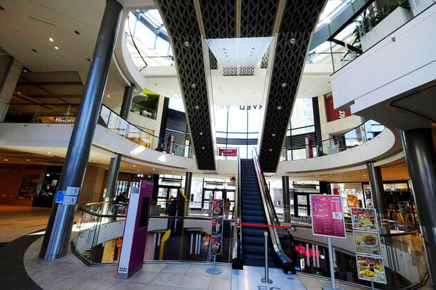 Deutschland - Rheinland-Pfalz Kaiserslautern Coronakrise Fussgängerzone - Einkaufszentrum leeres Foyer Corona