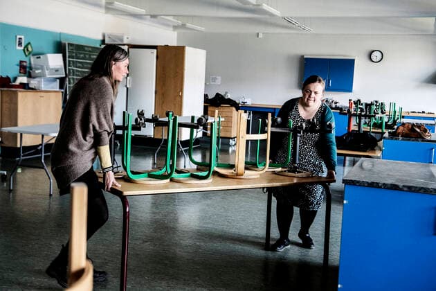 Der skal moebleres lidt om, men der er masser af vandhaner i hjemmekundskabslokalet. Der er god plads, saa det er et af de lokaler, der nemt kan leve op til de nye krav - Haeldagerskolen ved Vejle, tirsdag den 14. april 2020. Skolen har vaeret nedlukket paa grund af smittefare fra coronavirus - COVID-19.. , Vejle Copyright: MettexM MettexMoerkx cop111 spdk20200414-153314-L