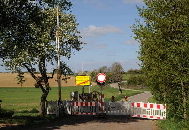 Die Grenze in Biringen in Richtung Frankreich ist am Dienstag (14.04.2020) geschlossen. Wegen der Corona-Krise sind alle Grenzübergänge geschlossen oder werden von der Polizei kontrolliert. Nur Berufspendler dürfen nach Deutschland einreisen, für Shoppingbesuche ist das überqueren verboten.