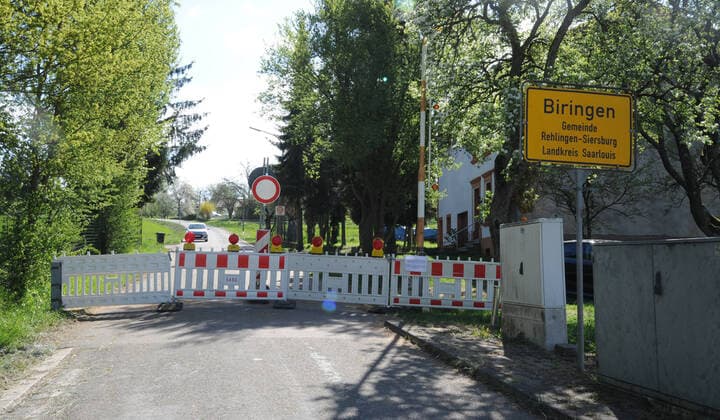 Die Grenze in Biringen in Richtung Frankreich ist am Dienstag (14.04.2020) geschlossen. Wegen der Corona-Krise sind alle Grenzübergänge geschlossen oder werden von der Polizei kontrolliert. Nur Berufspendler dürfen nach Deutschland einreisen, für Shoppingbesuche ist das überqueren verboten.