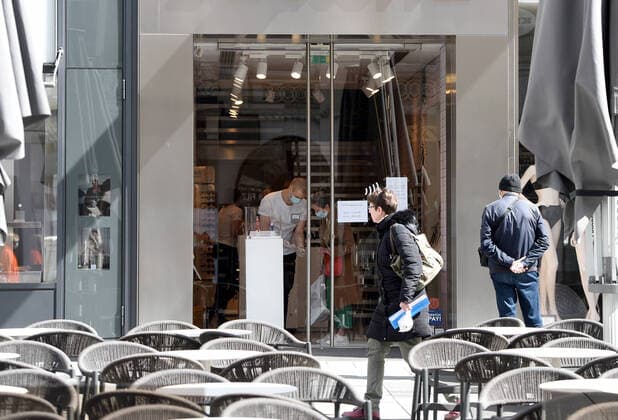 (200414) -- VIENNA, April 14, 2020 -- A shop reopens at Graben street in Vienna, Austria on April 14, 2020. Some shops and businesses in Austria began to reopen from Tuesday. ) AUSTRIA-VIENNA-COVID-19-SHOP-REOPEN GuoxChen 