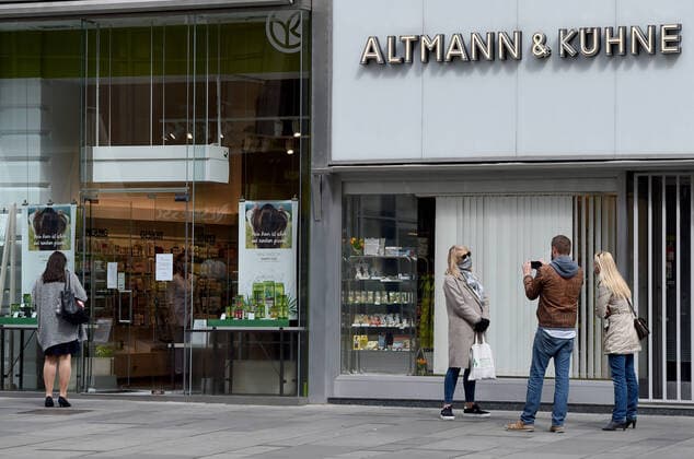 (200414) -- VIENNA, April 14, 2020 -- People stand outside a reopened shop at Graben street in Vienna, Austria on April 14, 2020. Some shops and businesses in Austria began to reopen from Tuesday. ) AUSTRIA-VIENNA-COVID-19-SHOP-REOPEN GuoxChen 
