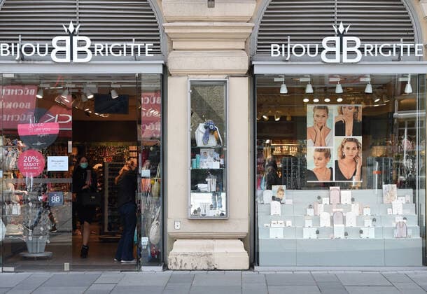 (200414) -- VIENNA, April 14, 2020 -- A shop reopens at Graben street in Vienna, Austria on April 14, 2020. Some shops and businesses in Austria began to reopen from Tuesday. ) AUSTRIA-VIENNA-COVID-19-SHOP-REOPEN GuoxChen 
