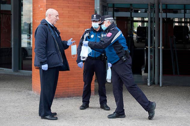 The Police of Madrid distributes masks at the Atocha station during the health crisis due to the Covid-19 virus pandemic - Coronaviruss. April 14,2020. (2020041408)