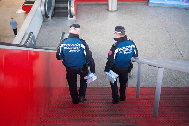 The Police of Madrid distributes masks at the Atocha station during the health crisis due to the Covid-19 virus pandemic - Coronaviruss. April 14,2020. (2020041416)