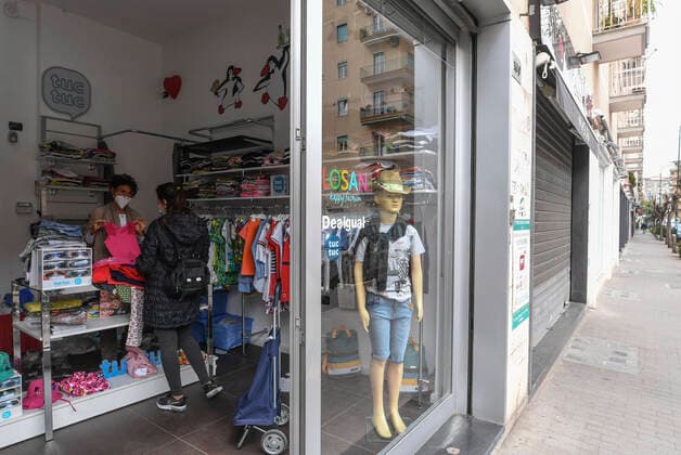 Reopening of children s clothing stores after the partial reduction of the blockade for the coronavirus pandemic in Naples. Activities such as children s clothing stores or stationery stores will only open twice a week. Countries around the world are taking steps to stem the widespread spread of the SARS-CoV-2 coronavirus that causes Covid-19 disease.  Copyright: xSalvatorexLaportax xIPAx xKontrolabx