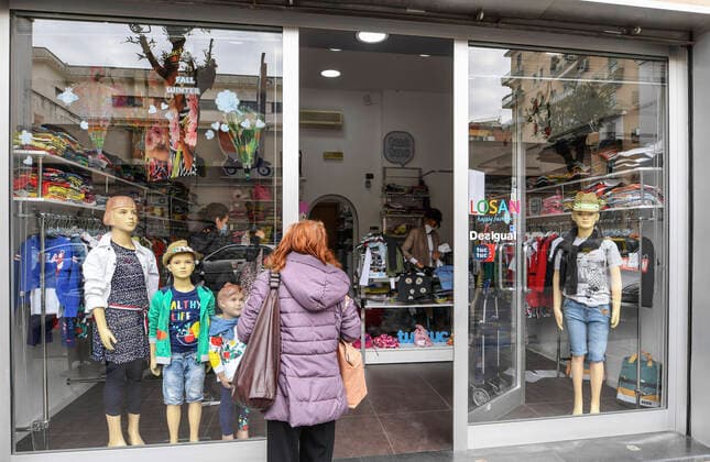 Reopening of children s clothing stores after the partial reduction of the blockade for the coronavirus pandemic in Naples. Activities such as children s clothing stores or stationery stores will only open twice a week. Countries around the world are taking steps to stem the widespread spread of the SARS-CoV-2 coronavirus that causes Covid-19 disease.  Copyright: xSalvatorexLaportax xIPAx xKontrolabx