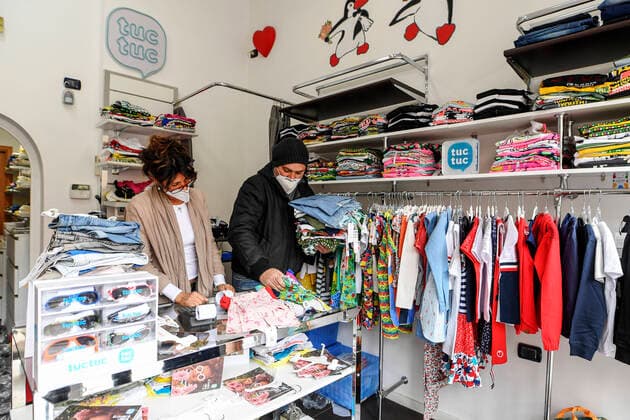 Reopening of children s clothing stores after the partial reduction of the blockade for the coronavirus pandemic in Naples. Activities such as children s clothing stores or stationery stores will only open twice a week. Countries around the world are taking steps to stem the widespread spread of the SARS-CoV-2 coronavirus that causes Covid-19 disease.  Copyright: xSalvatorexLaportax xIPAx xKontrolabx