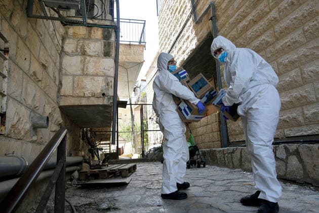 (200414) -- JERUSALEM, April 14, 2020 (Xinhua) -- Israeli soldiers wearing masks and protective gears distribute food packages to local citizens in the blocked Mea Shearim neighborhood in Jerusalem amid coronavirus pandemic on April 14, 2020. (Photo by Gil Cohen Magen Xinhua) MIDEAST-JERUSALEM-COVID-19-FOOD DISTRIBUTION 