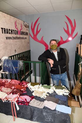 Manfred May darf mit einer Sondergenehmigung seinem Laden TrachtenWahnsinn öffnen und bietet u.a. selbst hergestellte Gesichtsmasken an. Germering, 14.04.2020