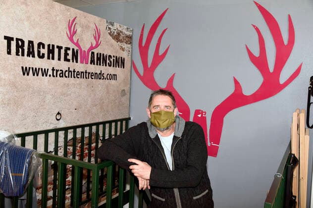 Manfred May darf mit einer Sondergenehmigung seinem Laden TrachtenWahnsinn öffnen und bietet u.a. selbst hergestellte Gesichtsmasken an. Germering, 14.04.2020