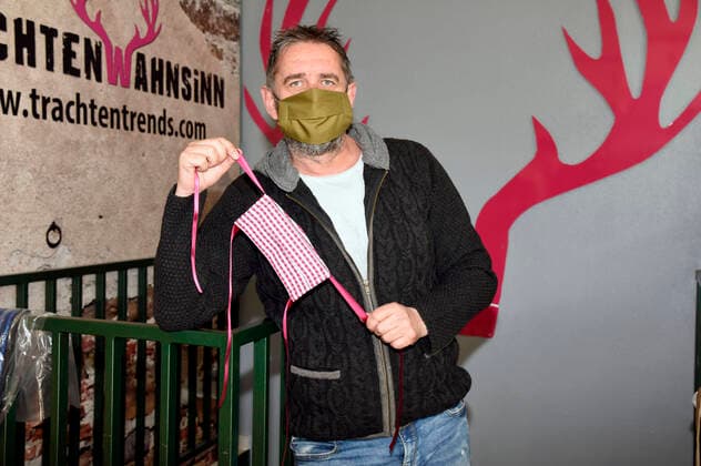 Manfred May darf mit einer Sondergenehmigung seinem Laden TrachtenWahnsinn öffnen und bietet u.a. selbst hergestellte Gesichtsmasken an. Germering, 14.04.2020