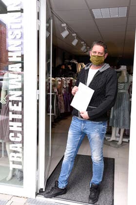 Manfred May darf mit einer Sondergenehmigung seinem Laden TrachtenWahnsinn öffnen und bietet u.a. selbst hergestellte Gesichtsmasken an. Germering, 14.04.2020