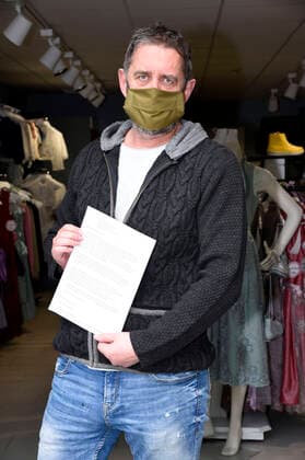 Manfred May darf mit einer Sondergenehmigung seinem Laden TrachtenWahnsinn öffnen und bietet u.a. selbst hergestellte Gesichtsmasken an. Germering, 14.04.2020