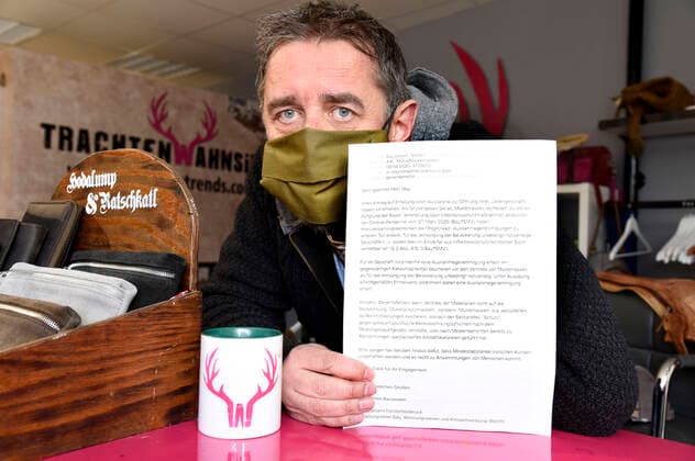 Manfred May darf mit einer Sondergenehmigung seinem Laden TrachtenWahnsinn öffnen und bietet u.a. selbst hergestellte Gesichtsmasken an. Germering, 14.04.2020