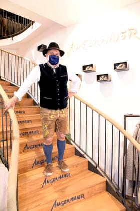 Axel Munz in seinem Laden Trachten Angermaier , der wegen der Corona-Krise geschlossen ist. Der Trachten Online Shop von Angermaier ist aber weiterhin in Betrieb. München, 14.04.2020