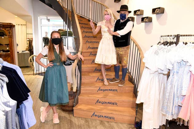 Mitarbeiterin Verena und Yve Muc mit Freund Axel Munz in seinem Laden Trachten Angermaier , der wegen der Corona-Krise geschlossen ist. Der Trachten Online Shop von Angermaier ist aber weiterhin in Betrieb. München, 14.04.2020