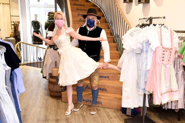 Yve Muc mit Freund Axel Munz in seinem Laden Trachten Angermaier , der wegen der Corona-Krise geschlossen ist. Der Trachten Online Shop von Angermaier ist aber weiterhin in Betrieb. München, 14.04.2020