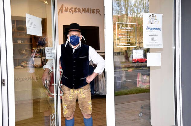 Axel Munz in seinem Laden Trachten Angermaier , der wegen der Corona-Krise geschlossen ist. Der Trachten Online Shop von Angermaier ist aber weiterhin in Betrieb. München, 14.04.2020