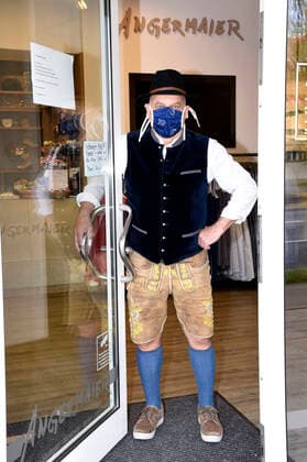 Axel Munz in seinem Laden Trachten Angermaier , der wegen der Corona-Krise geschlossen ist. Der Trachten Online Shop von Angermaier ist aber weiterhin in Betrieb. München, 14.04.2020