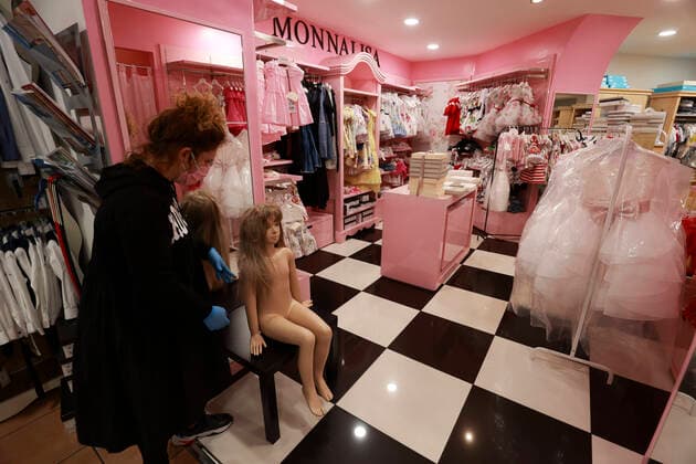 Naples 14-04-2020 Coronavirus emergency (COVID-19) partial opening for children s clothing stores only on Tuesday and Friday in the photo the egozioFrancesco Martone in Corso Umberto prepares for sale (Newfotosud) (napolipress Fotogramma, Naples - 2020-04-14) p.s. la foto e utilizzabile nel rispetto del contesto in cui e stata scattata, e senza intento diffamatorio del decoro delle persone rappresentate  Copyright: xnapolipressx xFOTOGRAMMAx
