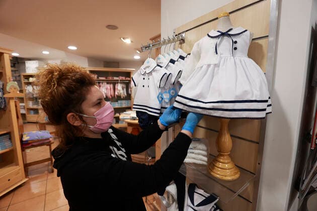 Naples 14-04-2020 Coronavirus emergency (COVID-19) partial opening for children s clothing stores only on Tuesday and Friday in the photo the egozioFrancesco Martone in Corso Umberto prepares for sale (Newfotosud) (napolipress Fotogramma, Naples - 2020-04-14) p.s. la foto e utilizzabile nel rispetto del contesto in cui e stata scattata, e senza intento diffamatorio del decoro delle persone rappresentate  Copyright: xnapolipressx xFOTOGRAMMAx