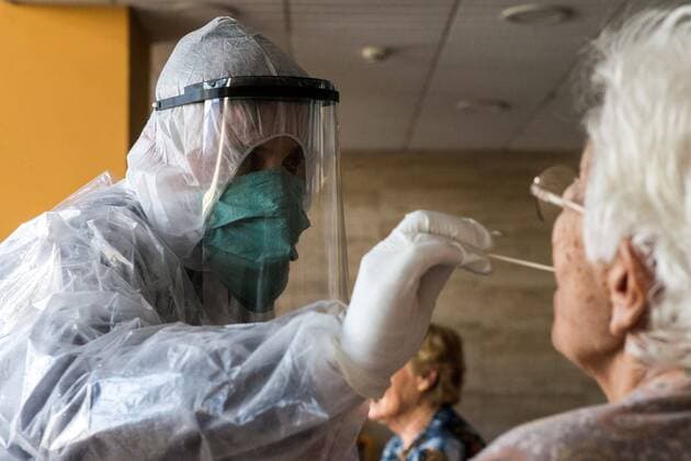 News Bilder des Tages Several volunteers of the NGO Open Arms carry on emergency testing to investigate a possible COVID-19 emergency treatment in patients at a nursing home in Barcelona, Catalonia, north eastern Spain, 14 April 2020. Despite almost all countries adopting specific measures to protect nursing homes from the ongoing pandemic of the COVID-19 disease caused by the SARS-CoV-2 coronavirus, they have become one of the main source of infection, with their elderly residents constituting the main at-risk group that is especially vulnerable to the virus devastating spread. Coronavirus situation in Spain !ACHTUNG: NUR REDAKTIONELLE NUTZUNG!  Copyright: xQuiquexGarcíax GRAFCAT4894 20200414-637224822008812970