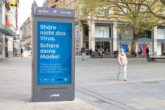 Wiesbaden, 14.04.2020, Wiesbaden, Shut down in Wiesbaden. Das Corona-Virus legt die Landeshauptstadt von Hessen lahm. Nur wenige Menschen hier am Mauritusplatz und die City Light Poster geben Verhaltenshinweise. Wiesbaden Hessen Deutschland