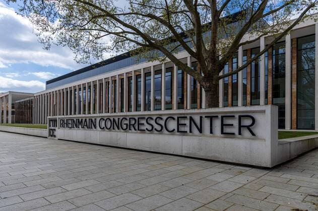 Wiesbaden, RheinMain CongressCenter , 14.04.2020, Außenansicht des multifunktionalen RheinMain CongressCenter in der Friedrich-Ebert-Allee 1, 65185 Wiesbaden. Das RheinMain CongressCenter ist ein Kongress- und Veranstaltungszentrum in der Wiesbadener Innenstadt, das im April 2018 eröffnet worden ist. Es wird hauptsächlich für Kongresse, Tagungen und Messen genutzt. Wiesbaden RheinMain CongressCenter Hessen Deutschland
