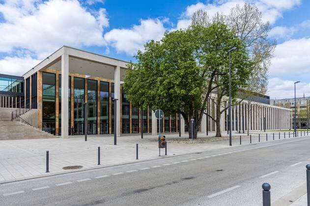 Wiesbaden, RheinMain CongressCenter , 14.04.2020, Außenansicht des multifunktionalen RheinMain CongressCenter in der Friedrich-Ebert-Allee 1, 65185 Wiesbaden. Das RheinMain CongressCenter ist ein Kongress- und Veranstaltungszentrum in der Wiesbadener Innenstadt, das im April 2018 eröffnet worden ist. Es wird hauptsächlich für Kongresse, Tagungen und Messen genutzt. Wiesbaden RheinMain CongressCenter Hessen Deutschland