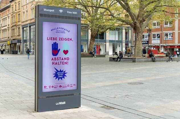 Wiesbaden, 14.04.2020, Wiesbaden, Shut down in Wiesbaden. Das Corona-Virus legt die Landeshauptstadt von Hessen lahm. Nur wenige Menschen hier am Mauritusplatz und die City Light Poster geben Verhaltenshinweise. Wiesbaden Hessen Deutschland